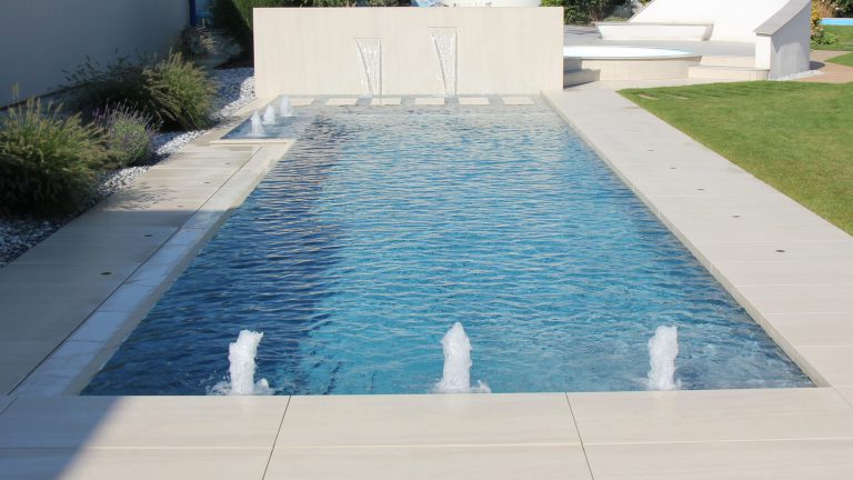 Beispiel für Pool-Wasserspiele mit Springbrunnen - Happy-pool