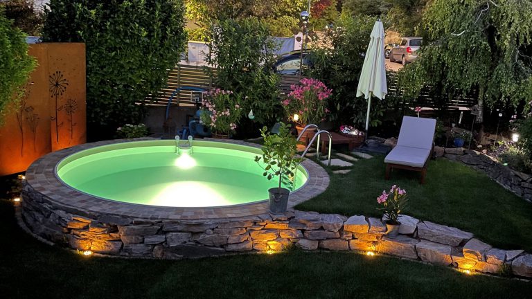 Beispiel für Rundpool mit Poolbeleuchtung und sandfarbener Poolfolie - Happy-pool