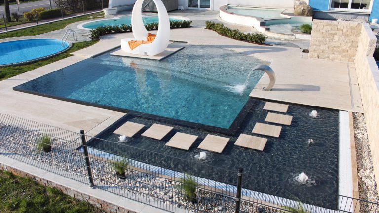Pool mit Natursteinverkleidung