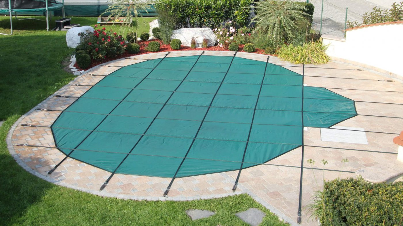 Sicherheitsnetz grün auf Ovalbecken