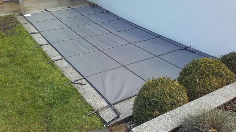 Foto eines Sicherheitsnetzes in Grau auf einem Rechteckpool