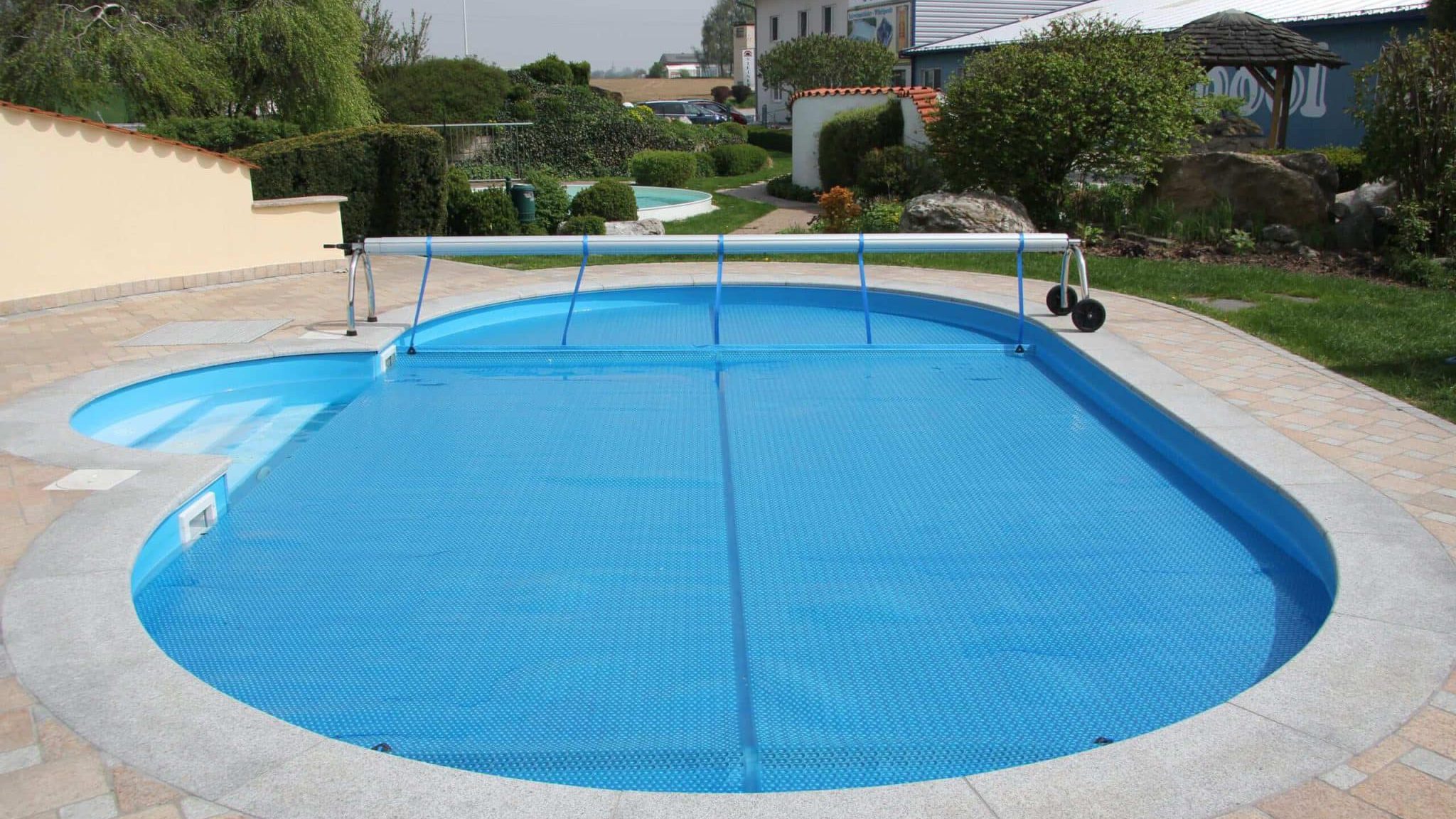 Solarabdeckung blau-silberbeschichtet mit Aufroller