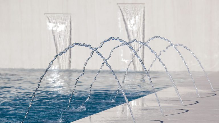 Beispiel für Pool-Wasserspiele mit Springbrunnen - Happy-pool