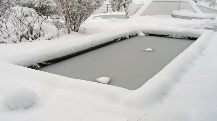 Winterabdeckung mit Schnee