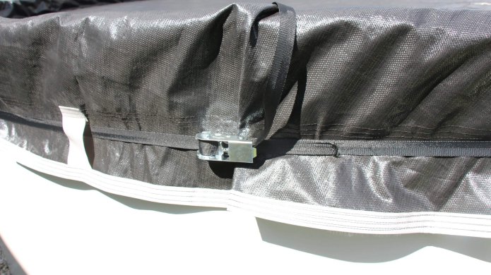 Schwarze Winterabdeckung mit Befestigungssystem.