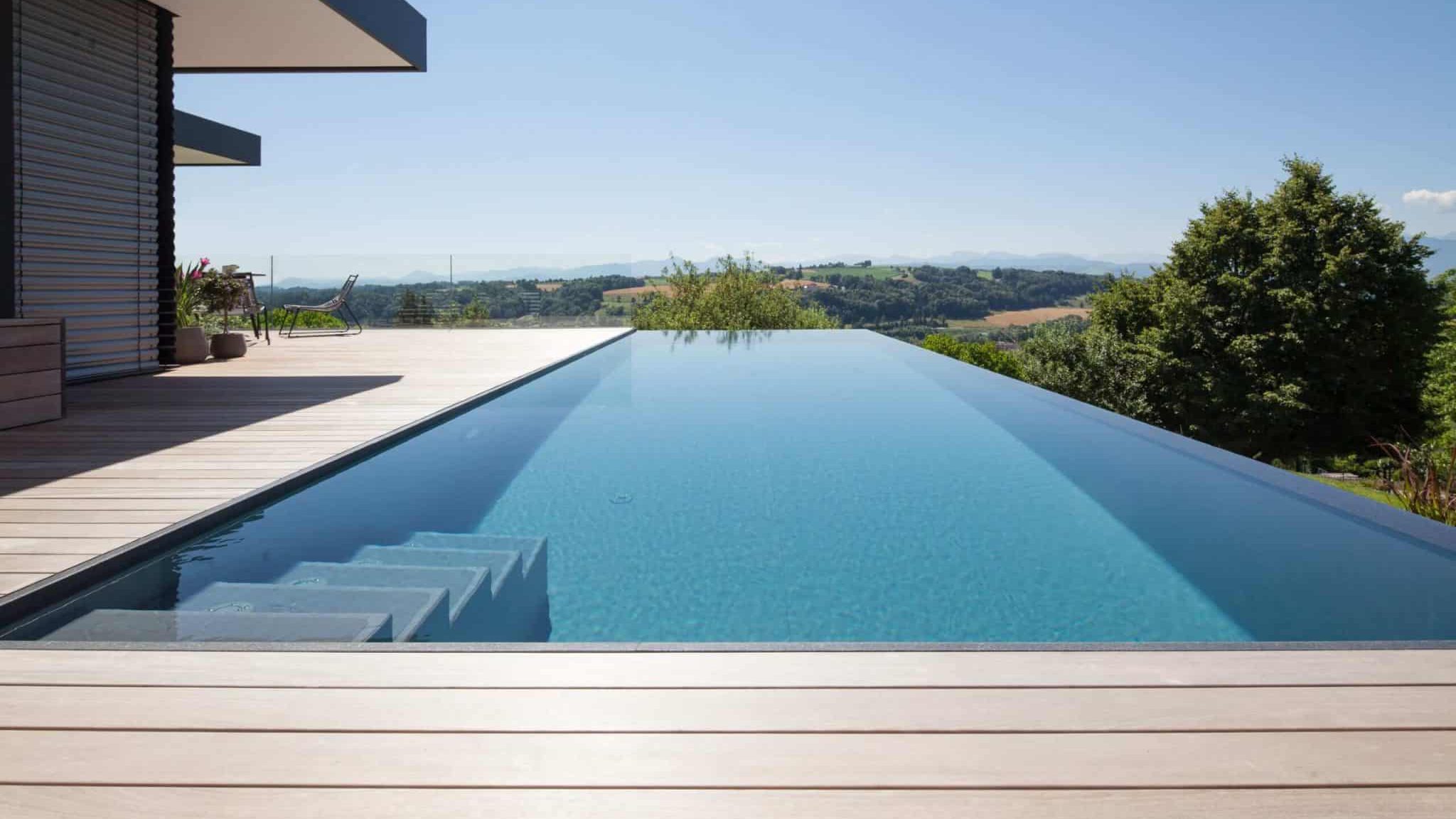 Terrasse mit Infinity-Pool und Landschaftspanorama