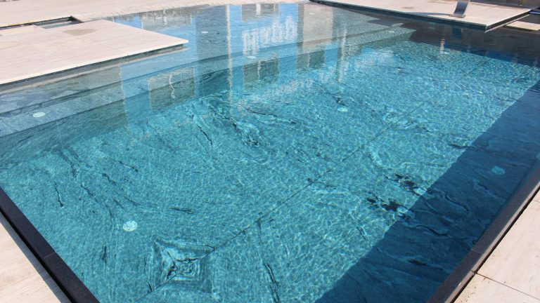 Pool mit Natursteinboden