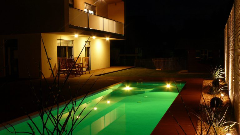 Beispiel für Rechteck-Pool mit LED Poolbeleuchtung und adriablauer Poolfolie - Happy-pool