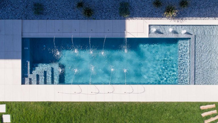 Rechteckpool und Thaibecken mit Keramikverkleidung