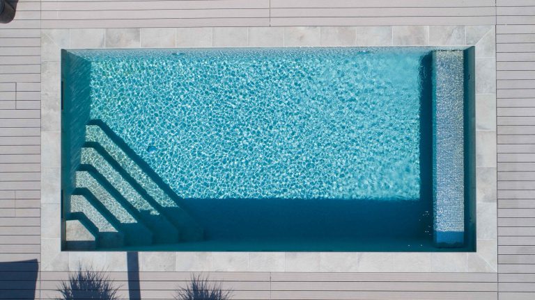 Poolrand-Gestaltung inkl. Vertikalstein bei Rechteckpool mit Poolfolie Prestige - Happy-Pool