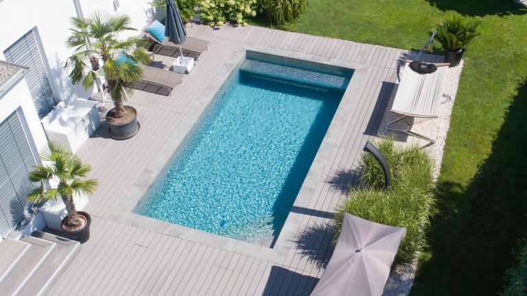 Poolrand-Gestaltung inkl. Vertikalstein bei Rechteckpool mit Poolfolie Prestige - Happy-Pool