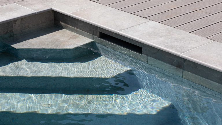 Poolrand-Gestaltung inkl. Vertikalstein bei Rechteckpool mit Poolfolie Prestige - Happy-Pool