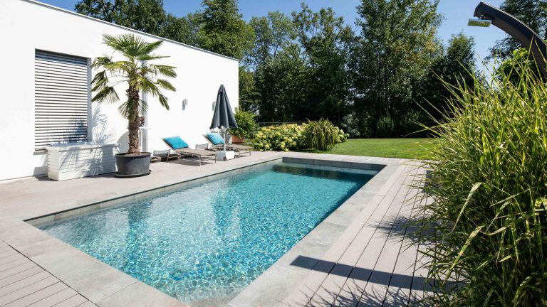 Poolrand-Gestaltung inkl. Vertikalstein bei Rechteckpool mit Poolfolie Prestige - Happy-Pool