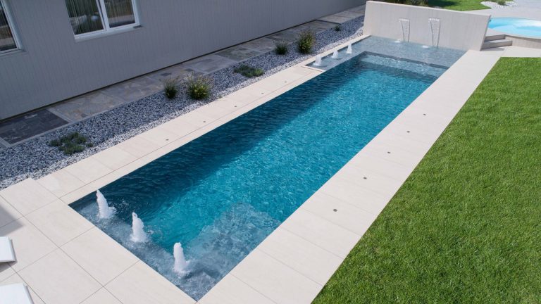 Rechteckpool und Thaibecken mit Keramikverkleidung